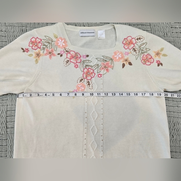 Alfred Dunner Sweater Women SmallTan Embroidered Flowers Short Sleeve Round Neck - Picture 5 of 7